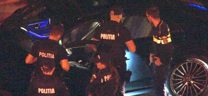 Procuror înarmat cu pistol, polițiști în intervenție, comună din Hunedoara Procuror înarmat cu pistol, polițiști în intervenție, comună din Hunedoara