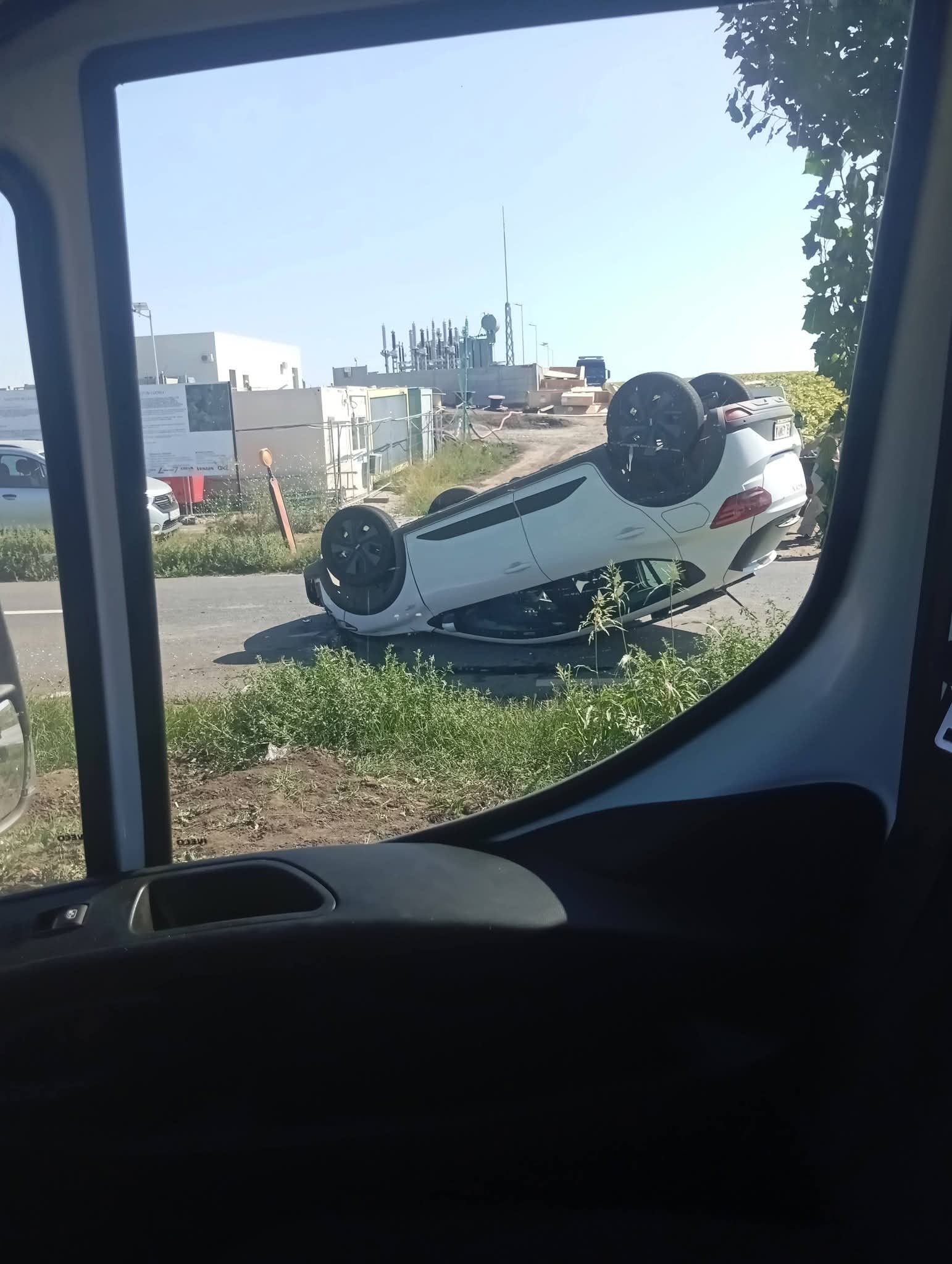 Galați: Accident grav în zona localității Cuca în care au fost implicate două mașini și pietonul