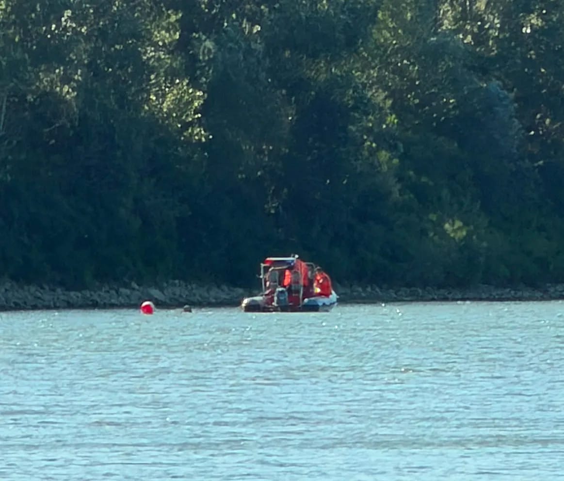 Pompieri în acțiune pe râul Siret în căutarea adolescentului dispărut Pompieri în acțiune pe râul Siret în căutarea adolescentului dispărut
