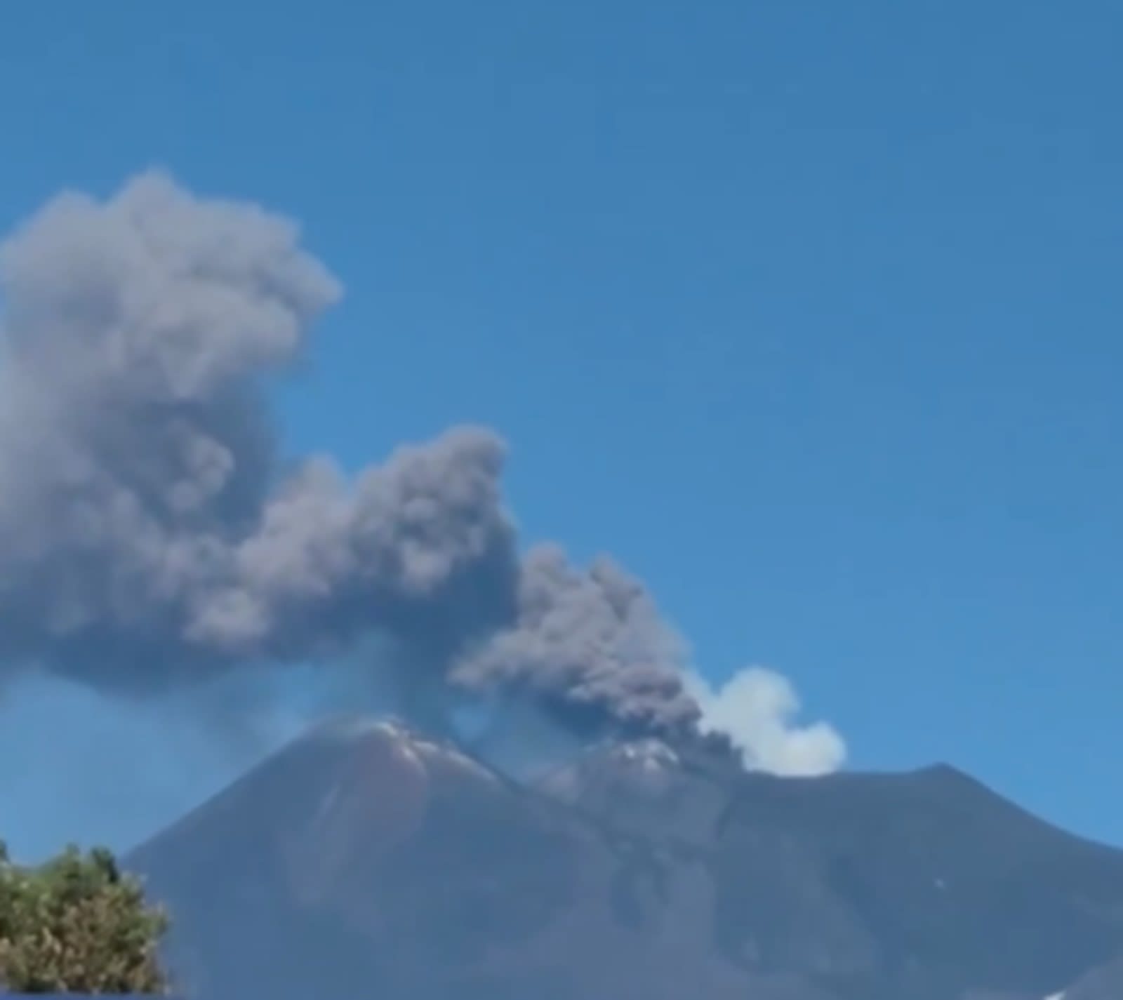 Cenușa vulcanică de la Etna a suspendat zborurile de la Catania în Italia