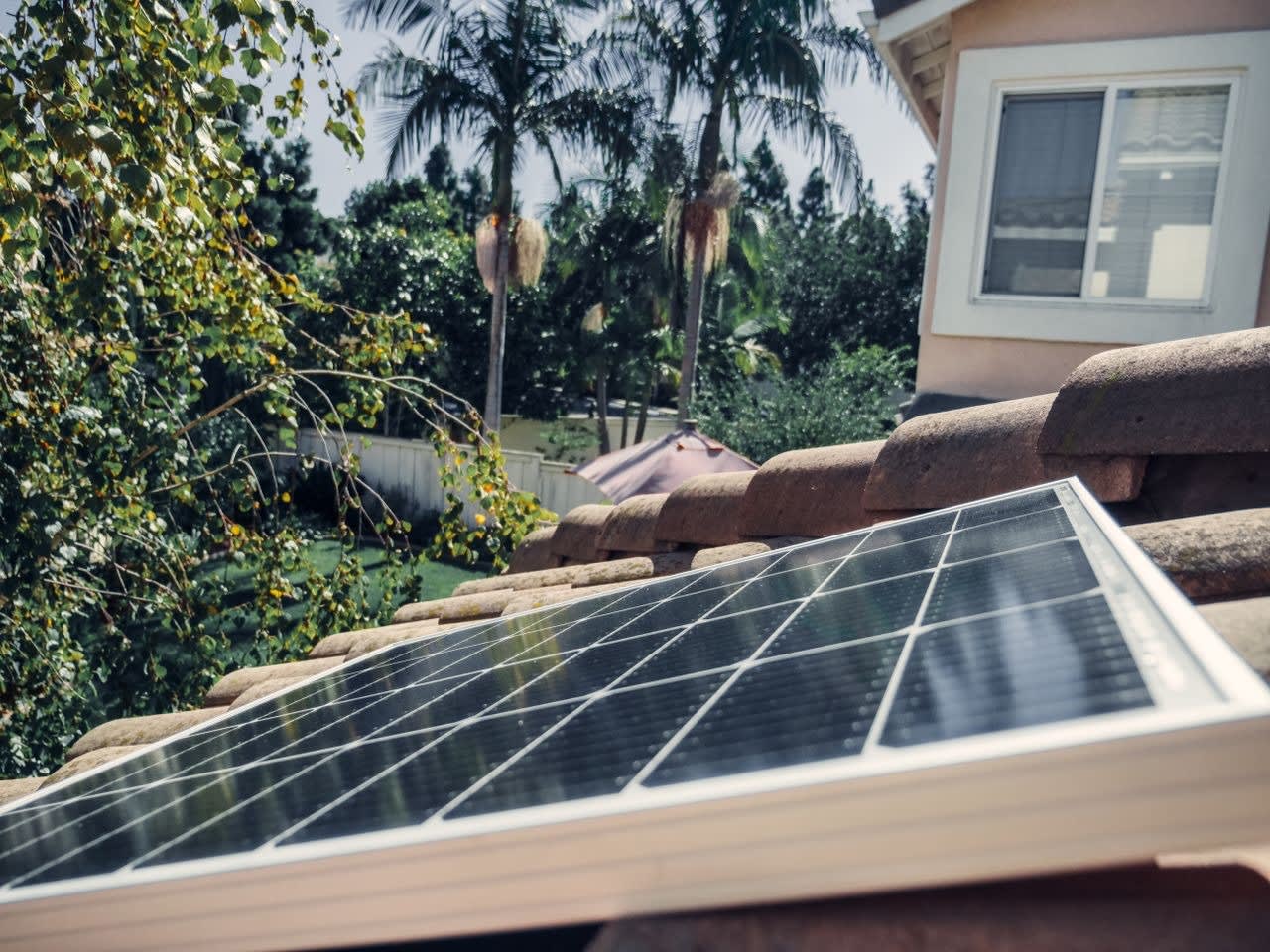Panouri fotovoltaice pe acoperiș Panouri fotovoltaice pe acoperiș