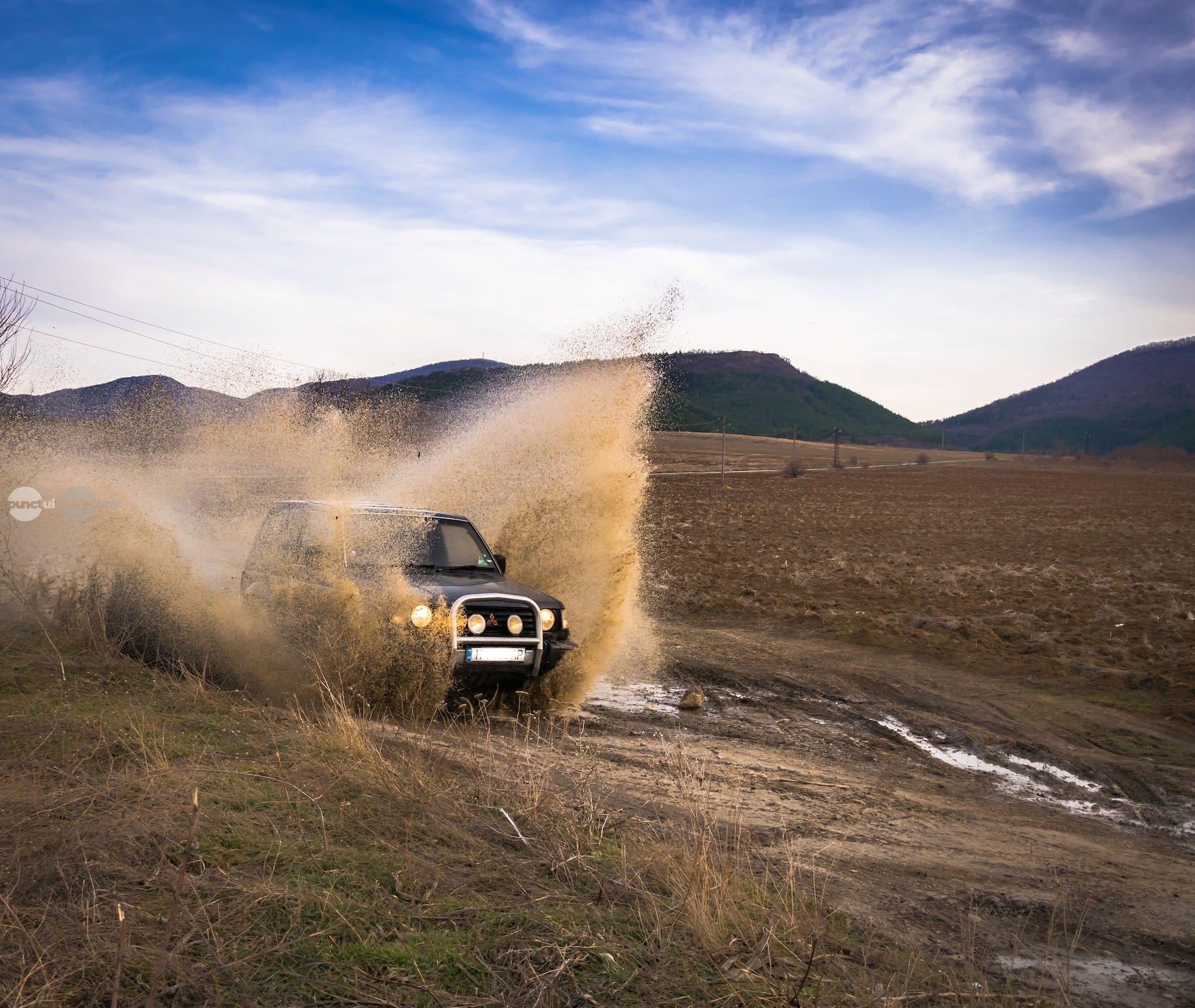 Vehicule 4x4 pe traseu montan în Carpați, festival offroad România Vehicule 4x4 pe traseu montan în Carpați, festival offroad România