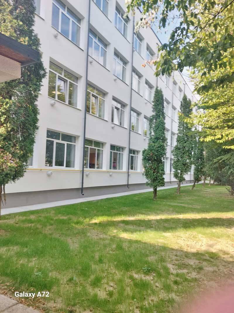 Clădire modernizată a Liceului Emil Racoviță din Baia Mare Clădire modernizată a Liceului Emil Racoviță din Baia Mare