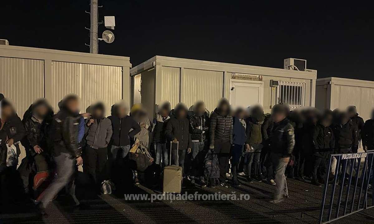 Polițiști de frontieră oprind un autoturism în Nădlac Polițiști de frontieră oprind un autoturism în Nădlac