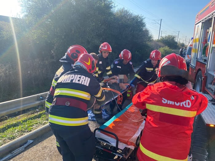Echipaj SMURD intervenind la accident pe autostrada A2 Echipaj SMURD intervenind la accident pe autostrada A2