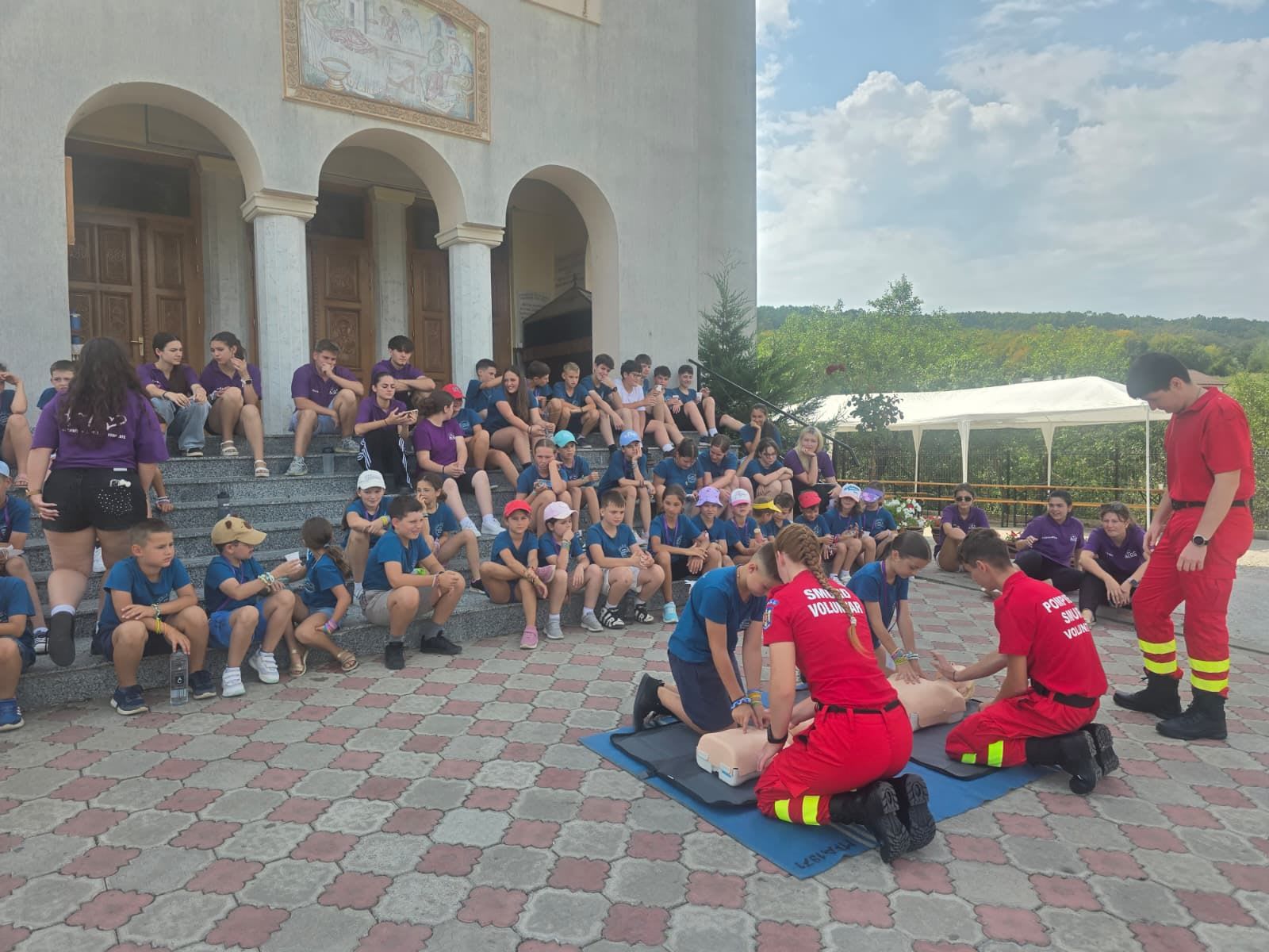 Salvatori și voluntari din ISU Sălaj îi învață pe copii primii pași în acordarea ajutorului