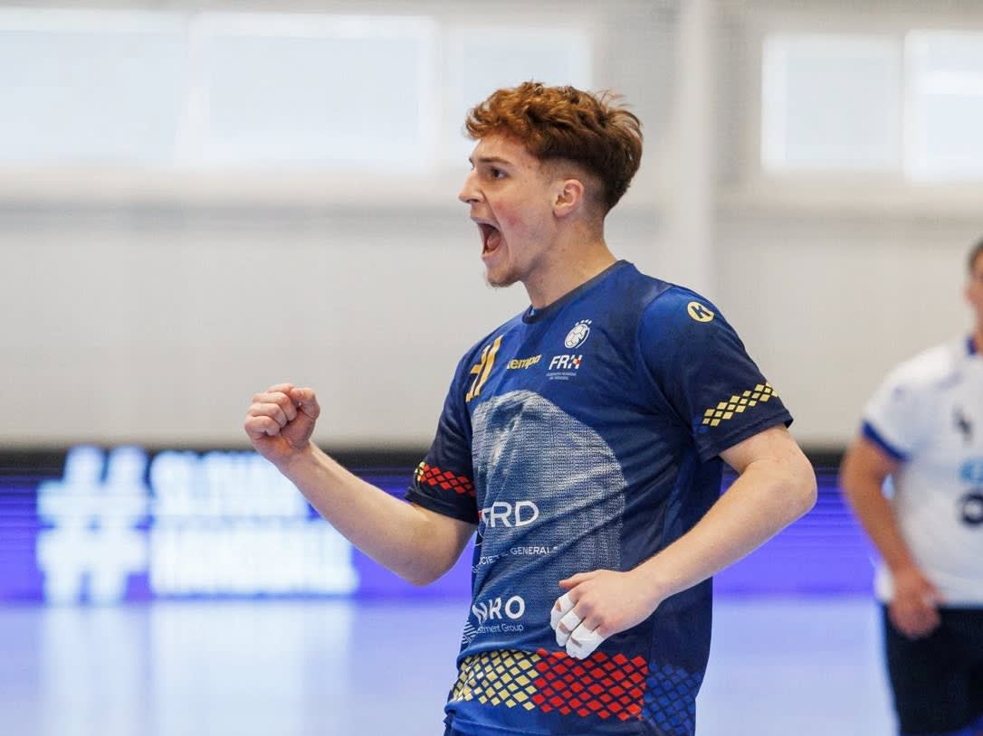Ianis Chiruț jucând handbal Ianis Chiruț jucând handbal