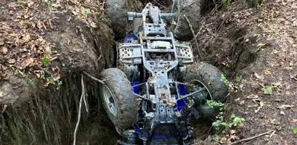 Pompieri intervenind la accident cu ATV în Luna Șes Pompieri intervenind la accident cu ATV în Luna Șes