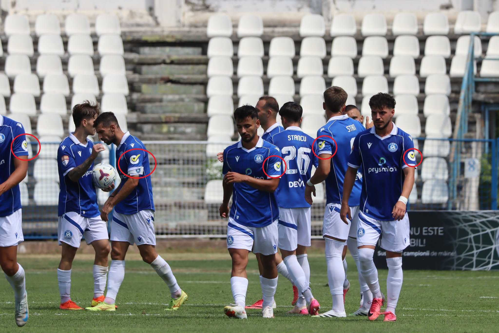 Fotbaliștii CSM Slatina au purtat sigla electorală a primarului pe tricouri în meciul cu Dinamo