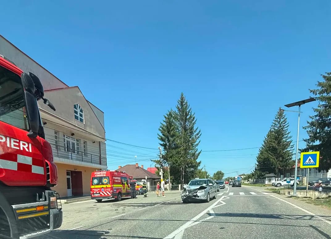 Mașini avariate după accident pe DN11 în comuna Sănduleni Mașini avariate după accident pe DN11 în comuna Sănduleni