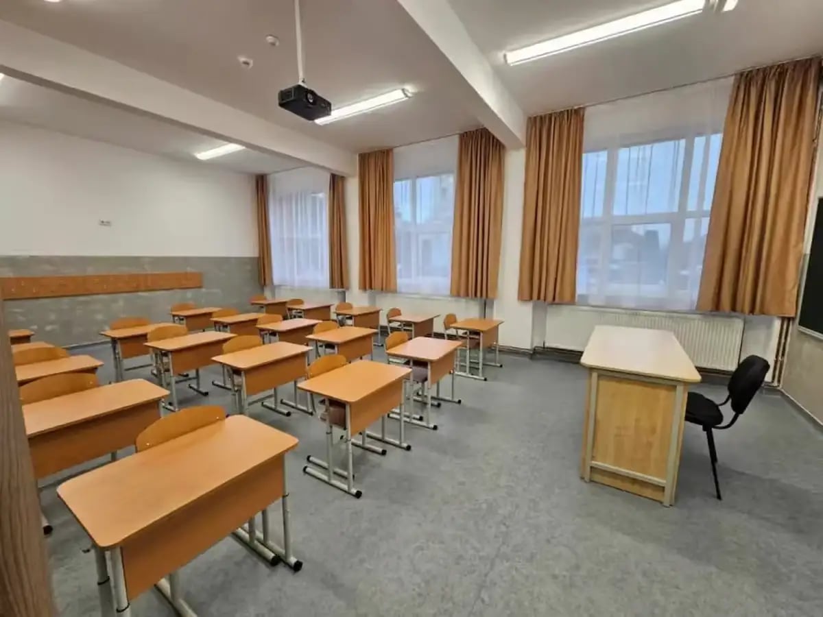 Elevii de clasa a IX-a încep învățarea după noi programe școlare, manualele digitale fiind aproape gata