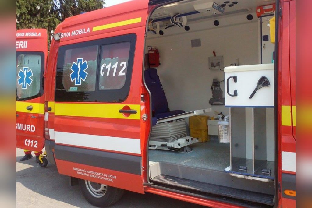 Echipaj TIM-SMURD intervenind la urgență în Drăgășani Echipaj TIM-SMURD intervenind la urgență în Drăgășani