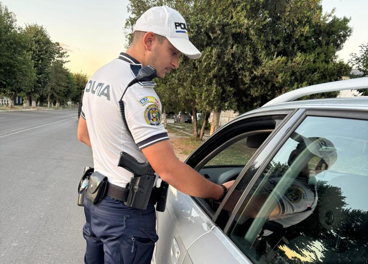 Polițist rutier verificând viteza unui șofer în Teleorman Polițist rutier verificând viteza unui șofer în Teleorman