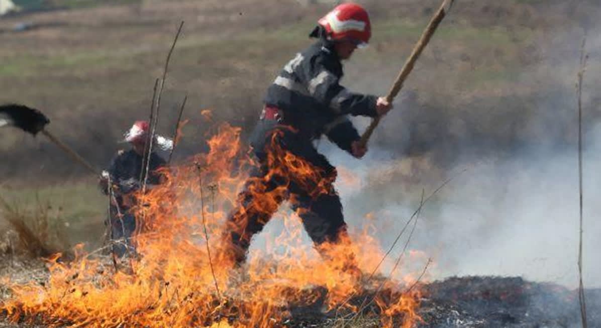 Pompieri stingând incendiu de vegetație uscată în Romita Pompieri stingând incendiu de vegetație uscată în Romita
