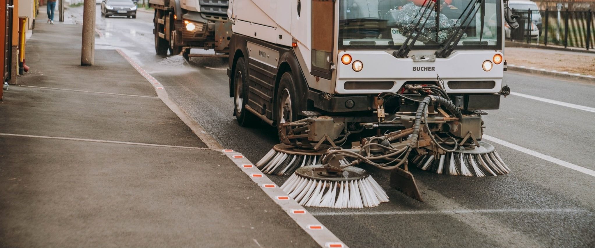 Utilaj de salubrizare în acțiune pe strada Simion Bărnuțiu, Timișoara Utilaj de salubrizare în acțiune pe strada Simion Bărnuțiu, Timișoara
