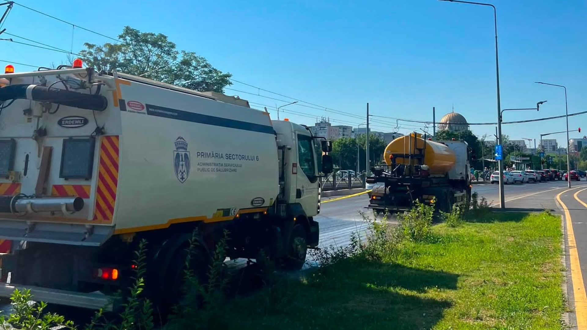 Echipe de salubrizare în acțiune pe strada din București Echipe de salubrizare în acțiune pe strada din București