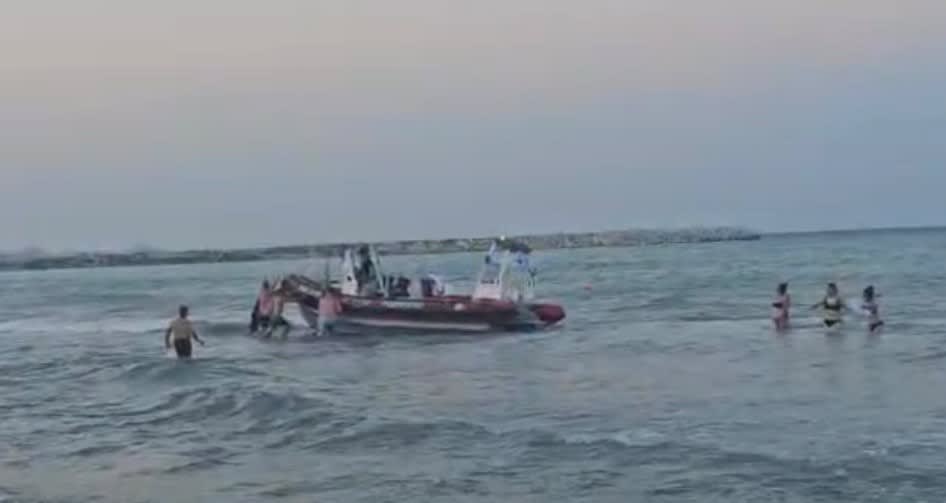 Salvatori în acțiune pe plaja Corsa din Mangalia Salvatori în acțiune pe plaja Corsa din Mangalia