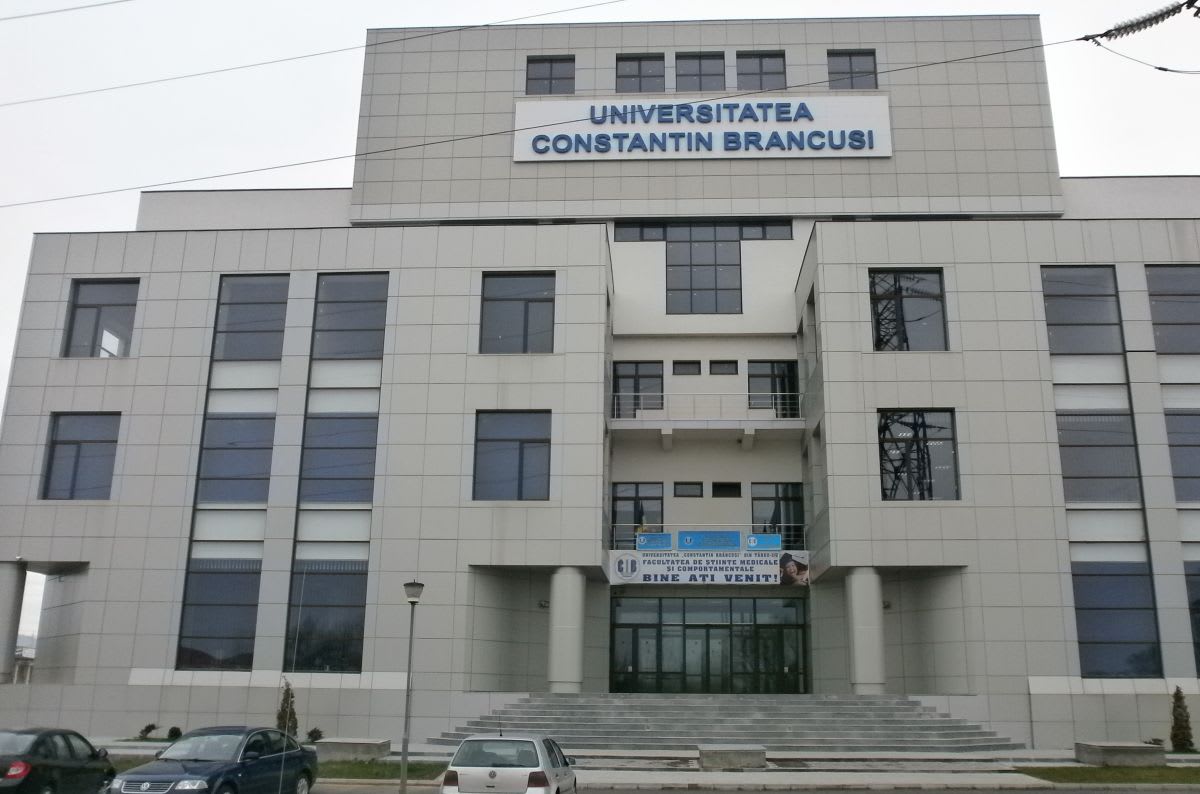 Studenți în laborator medical la universitatea din Târgu Jiu Studenți în laborator medical la universitatea din Târgu Jiu