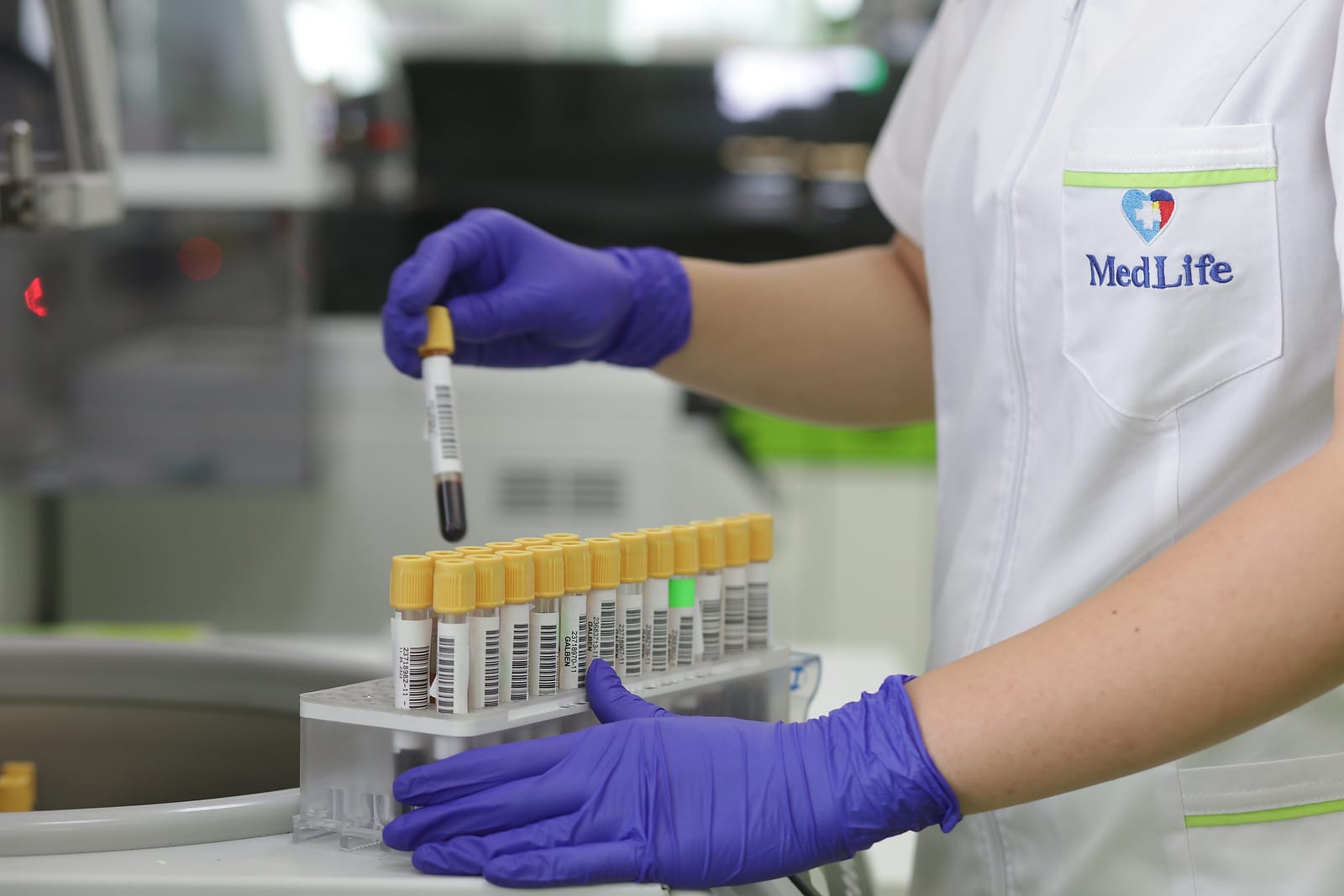 Ginecolog explicând importanța testării HPV Ginecolog explicând importanța testării HPV