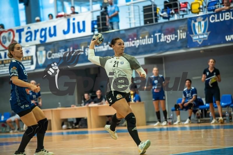 Jucătoare de handbal în acțiune în sala sporturilor din Târgu Jiu Jucătoare de handbal în acțiune în sala sporturilor din Târgu Jiu
