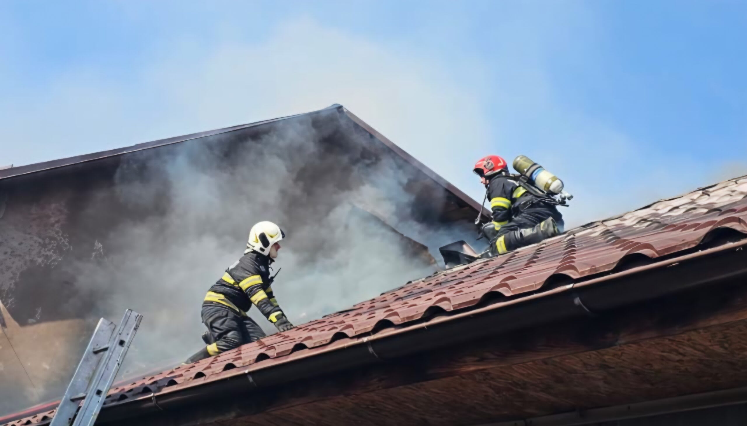 Pompieri Vrancea stingând incendiu la o casă din Popești Pompieri Vrancea stingând incendiu la o casă din Popești