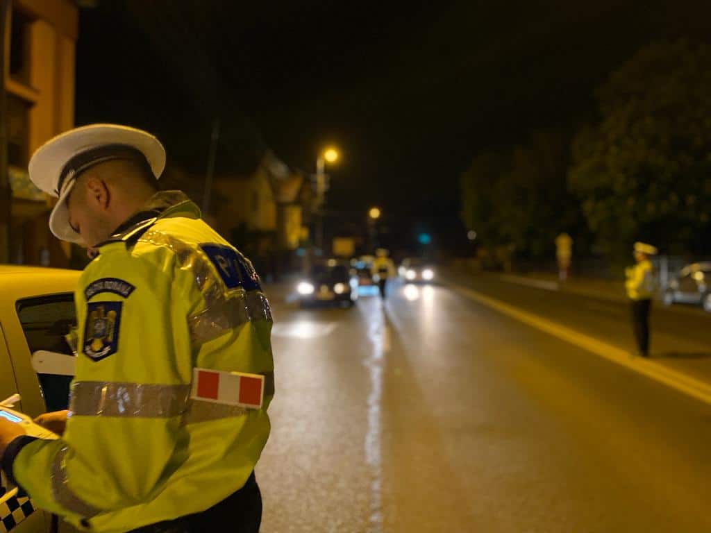 Polițiști din Sălaj verificând un șofer băut și drogat Polițiști din Sălaj verificând un șofer băut și drogat