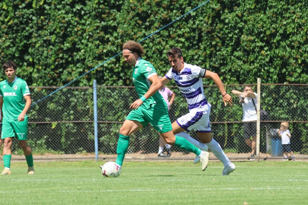 Stadionul Electrica din Timișoara, echipe de fotbal în meci Stadionul Electrica din Timișoara, echipe de fotbal în meci