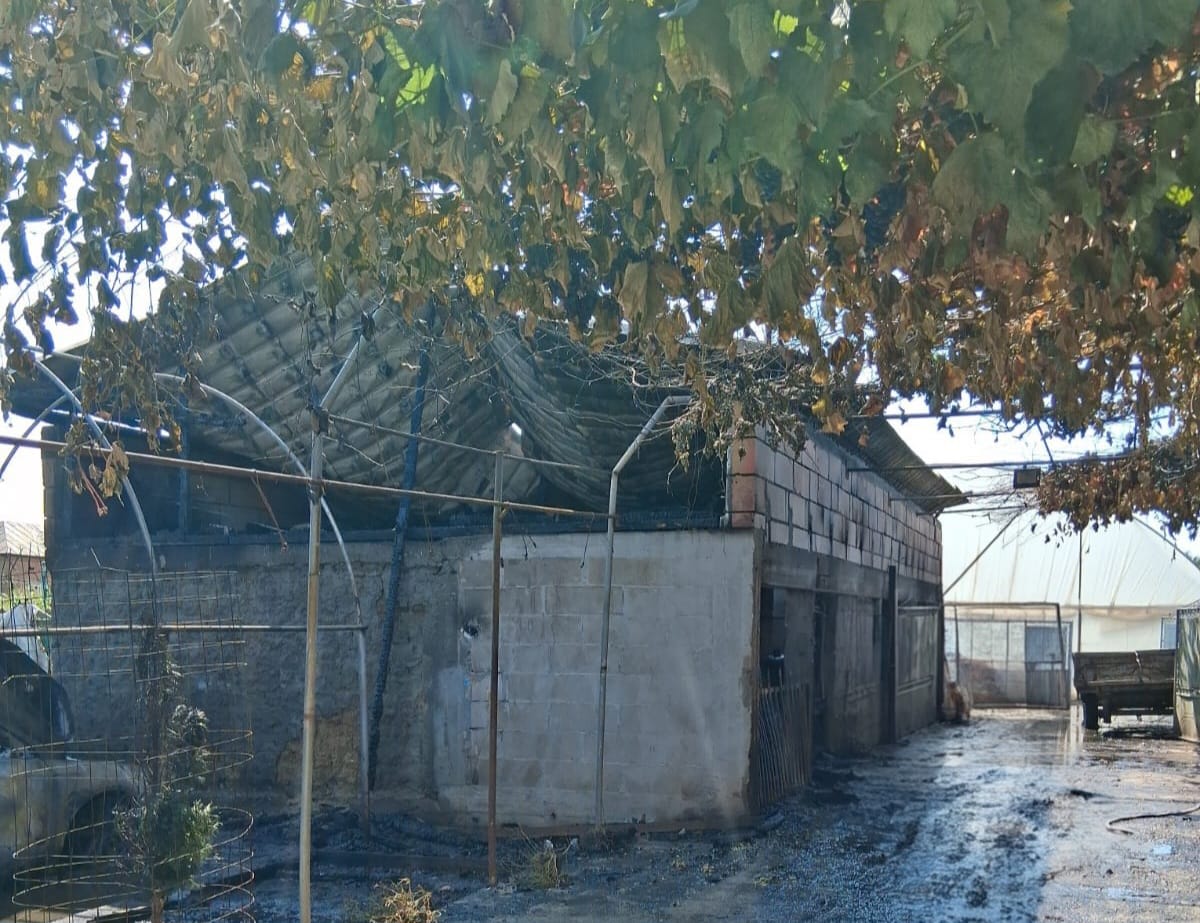 Incendiu violent în Olt: anexă, autoturism și utilaj agricol cuprinse de flăcări