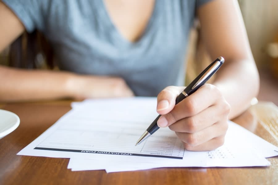 Elevi susținând examenul de bacalaureat în sala din Ploiești