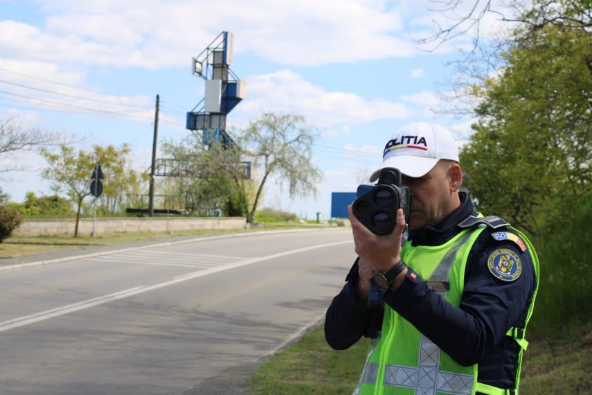 Polițiști rutieri din Tulcea în acțiune, control de viteză Polițiști rutieri din Tulcea în acțiune, control de viteză