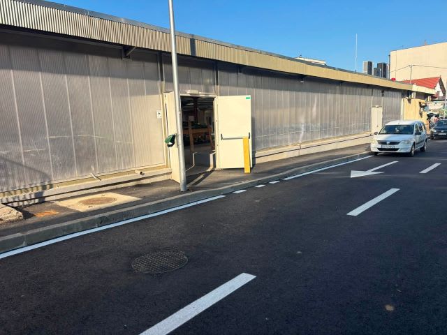 Lucrări de modernizare a pieței din Săcele, muncitori și utilaje Lucrări de modernizare a pieței din Săcele, muncitori și utilaje