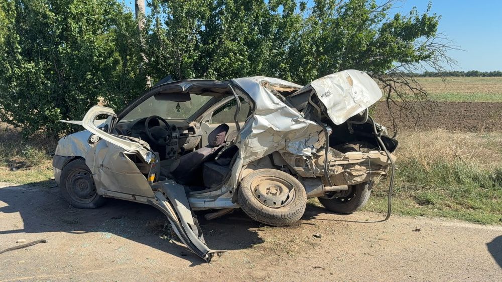 Echipaj de pompieri extrăgând o persoană încarcerată după accident rutier în Tulcea Echipaj de pompieri extrăgând o persoană încarcerată după accident rutier în Tulcea