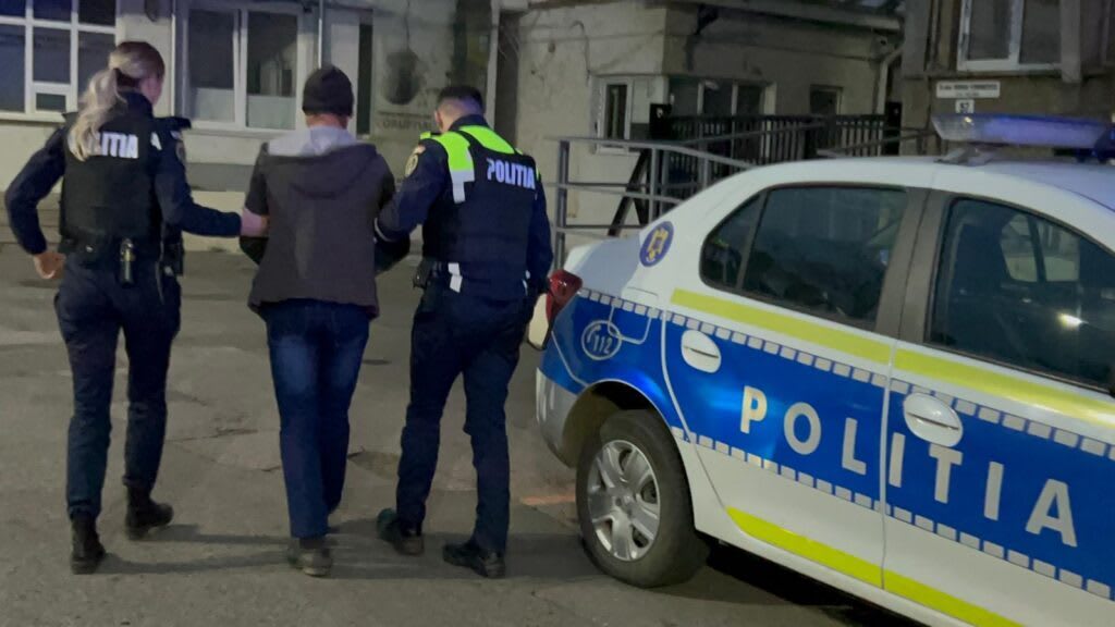 Polițiști rutieri verificând un șofer în Satu Mare Polițiști rutieri verificând un șofer în Satu Mare
