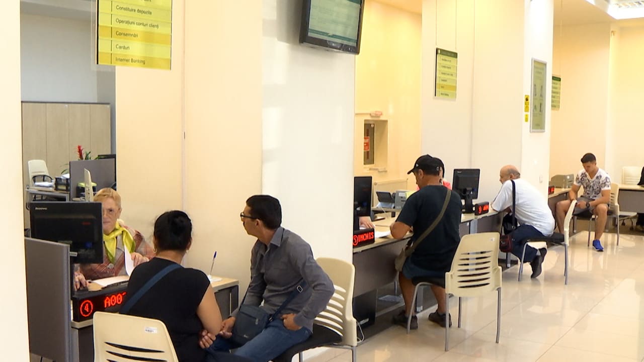 Bancă și client discutând despre credite ipotecare Bancă și client discutând despre credite ipotecare