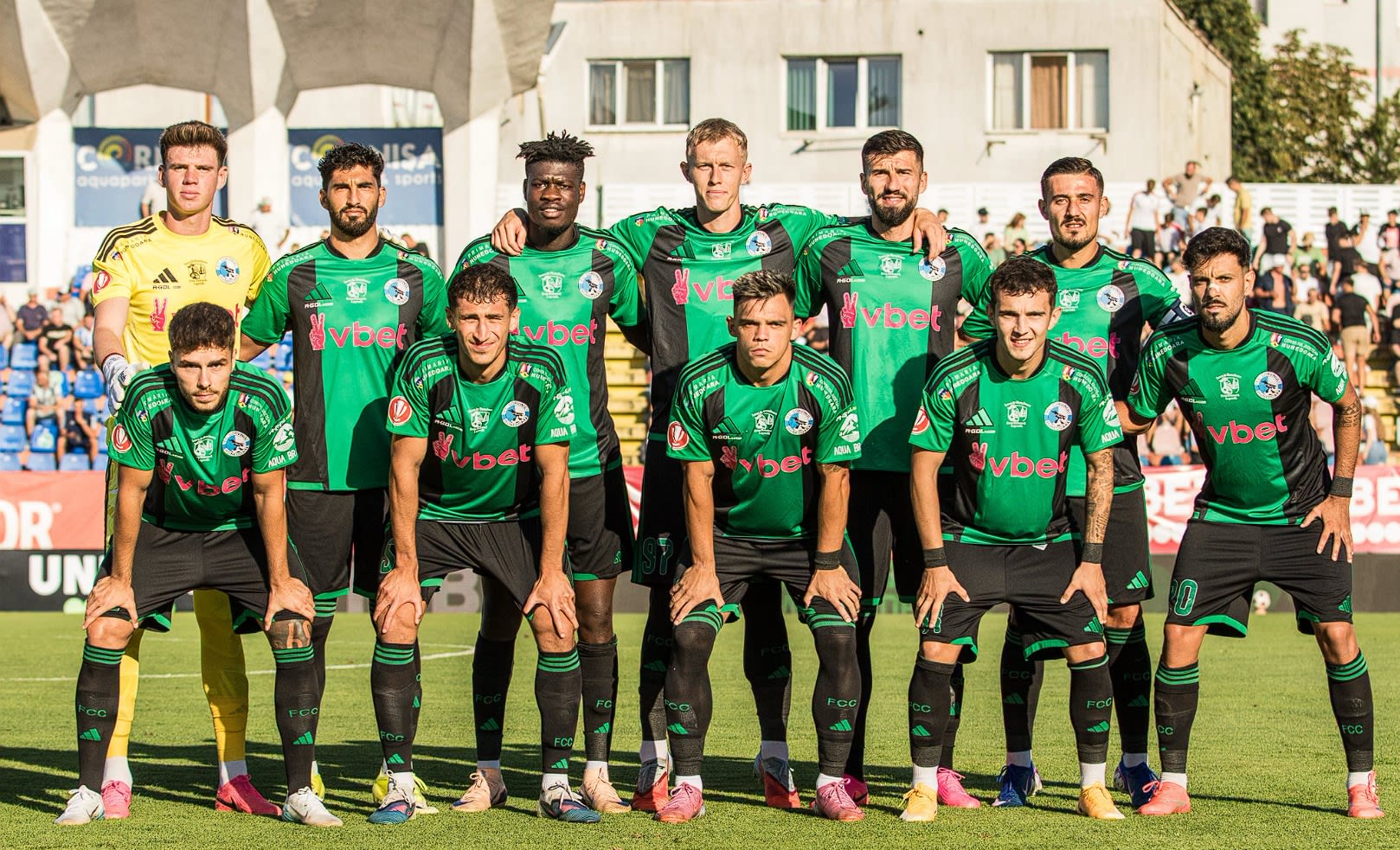 Jucători de fotbal în acțiune pe terenul FC Botoșani Jucători de fotbal în acțiune pe terenul FC Botoșani