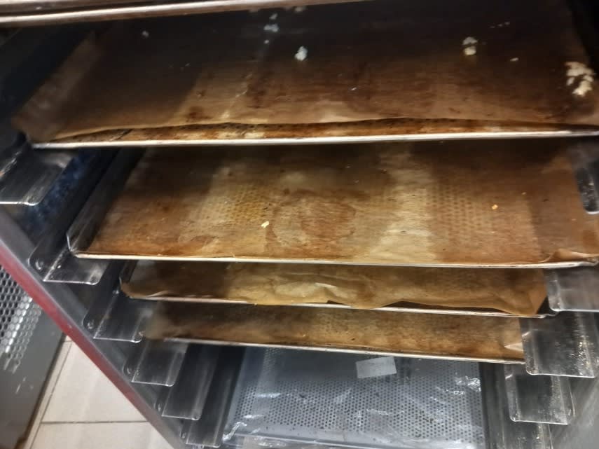 Vitrină frigorifică cu produse alimentare și echipamente de control Vitrină frigorifică cu produse alimentare și echipamente de control