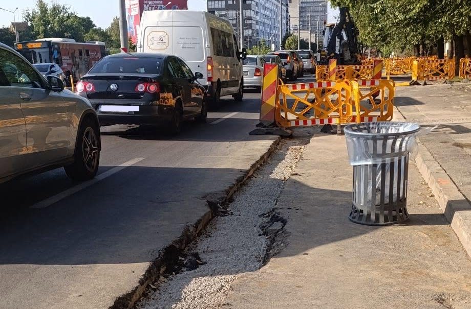 Șantier pe bulevardul Barbu Văcărescu cu utilaje și asfalt recent Șantier pe bulevardul Barbu Văcărescu cu utilaje și asfalt recent