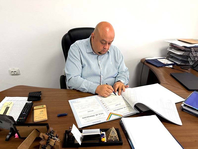 Prefectul Rudolf Stauder a semnat 56 de titluri de proprietate pentru cetățeni în Maramureș