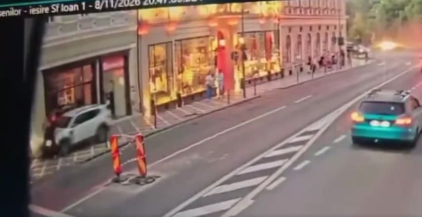 Mașină lovind pietoni pe trotuar, scena accidentului din Brașov Mașină lovind pietoni pe trotuar, scena accidentului din Brașov