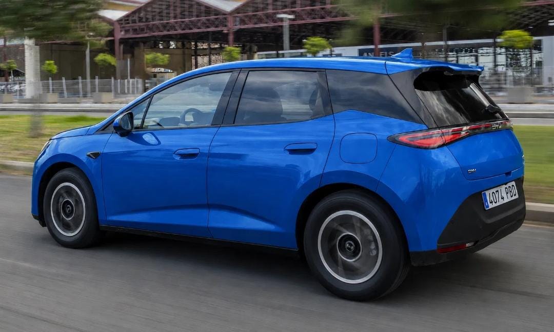 Dacia Sandero și BYD Dolphin G pe drum