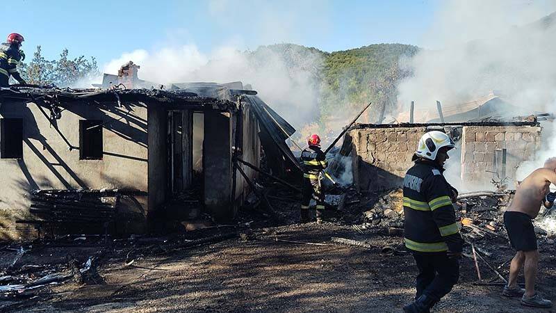 Două persoane au fost rănite într-un incendiu la Nistru în data de 10 august 2026