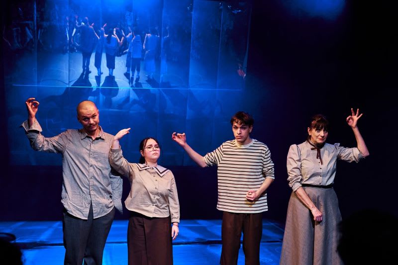 Spectacol teatral cu persoane surde și interpreți în scenă, promovând accesibilitatea culturală