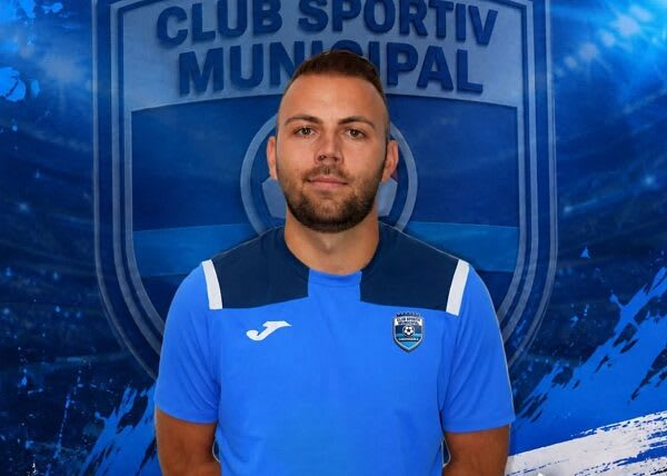 Fotbalist în acțiune, Andrea Săndescu semnează cu CSM Caransebeș Fotbalist în acțiune, Andrea Săndescu semnează cu CSM Caransebeș