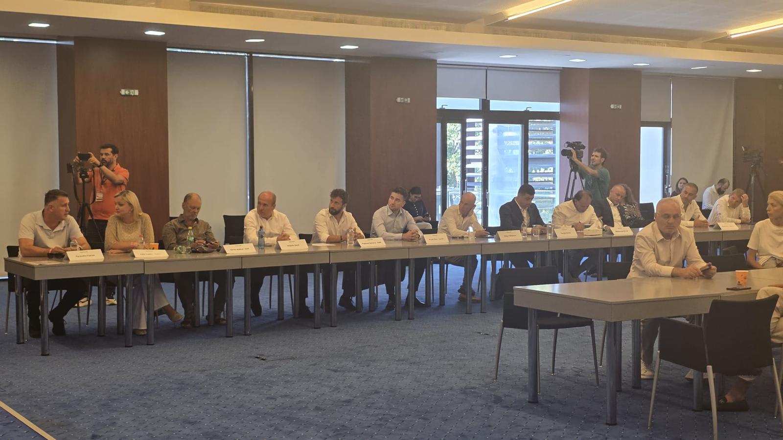 Forumul de la Neptun: George Simion și parlamentarii vâlceni Antonio Popescu și Nicolae Mîndrescu participă la discuții despre economia României