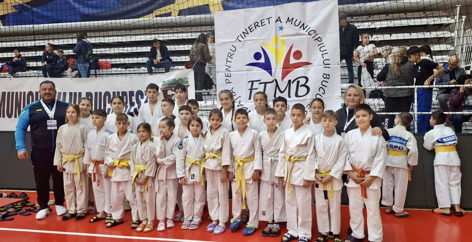 Tineri judoka în sală, în timpul unui turneu internațional Tineri judoka în sală, în timpul unui turneu internațional