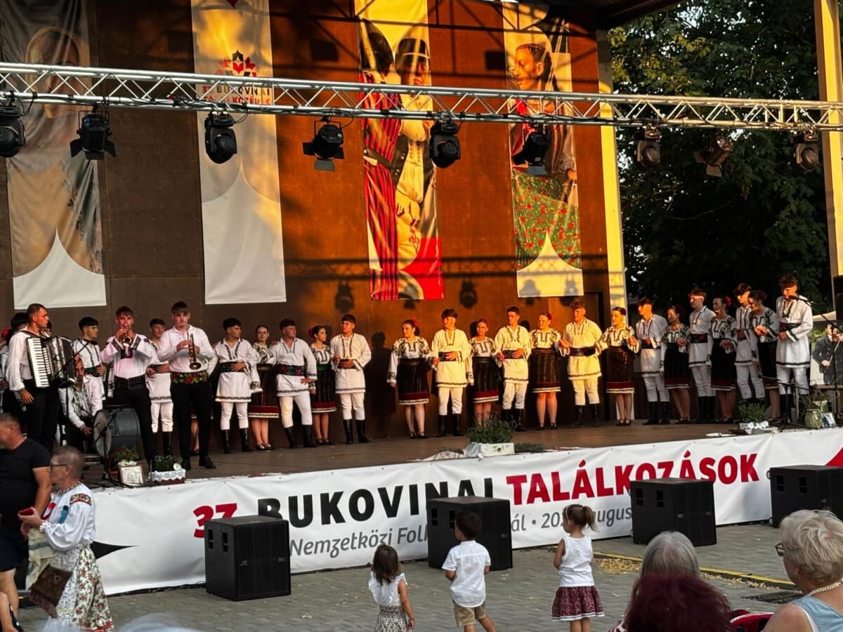 Ansamblul Folcloric Stejarul din Cajvana la festival Ansamblul Folcloric Stejarul din Cajvana la festival