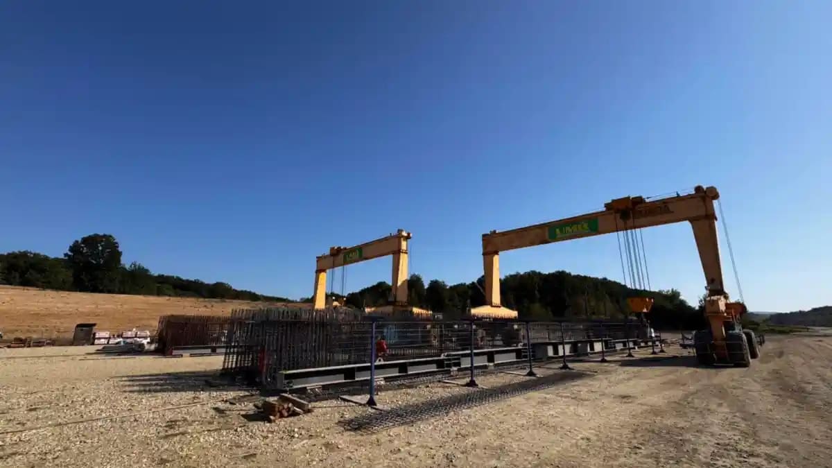 A început producția de grinzi pe șantierul autostrăzii A1 Margina – Holdea: Vor fi utilizate peste 440 de grinzi