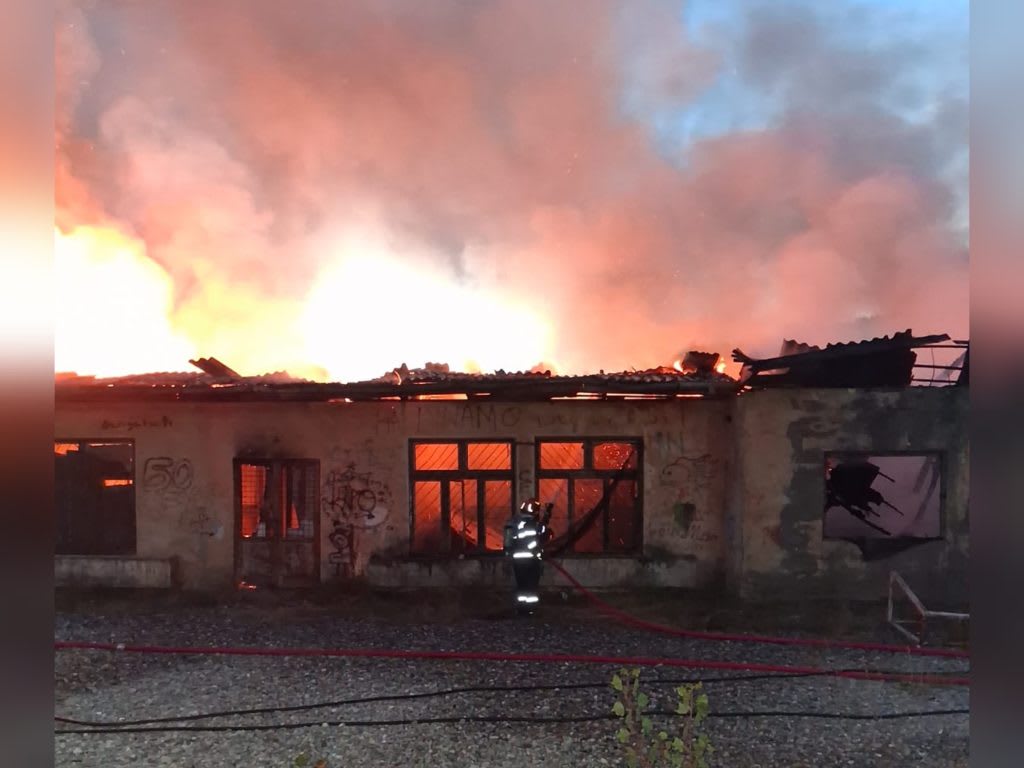 Pompieri în acțiune la stingerea unui incendiu în Păușa, Călimănești Pompieri în acțiune la stingerea unui incendiu în Păușa, Călimănești