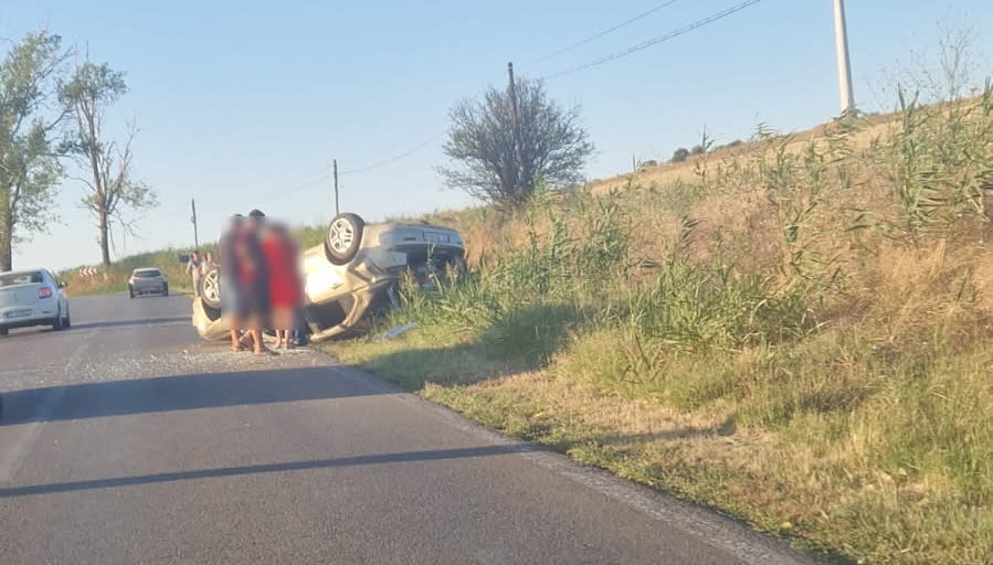 Autoturism răsturnat pe drumul către Agighiol, două persoane rănite Autoturism răsturnat pe drumul către Agighiol, două persoane rănite