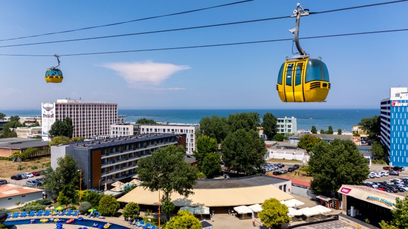 Scene de festival pe plajă în Mamaia, oameni dansând și spectatori la concerte